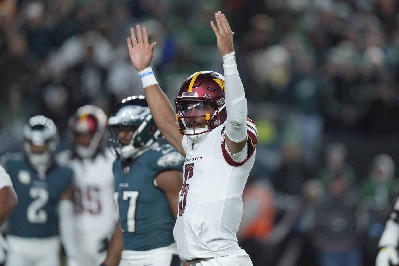 Commanders fail on crucial fourth down vs. Eagles, and signature win under Daniels will have to wait | iNFOnews.ca