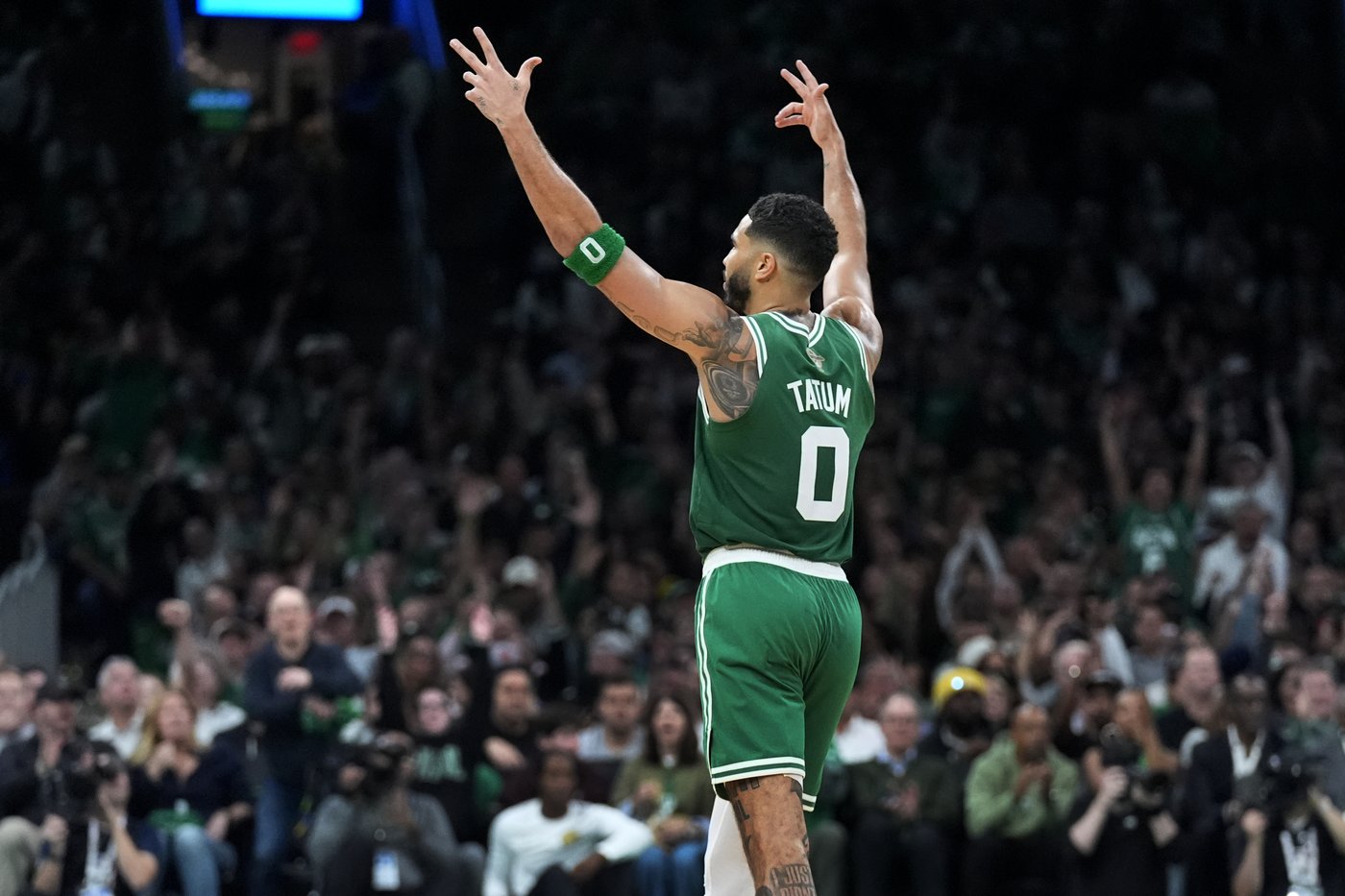 Celtics celebrate 18th NBA title with banner, rings and call from Tatum: 'Let's do it again.' | iNFOnews.ca