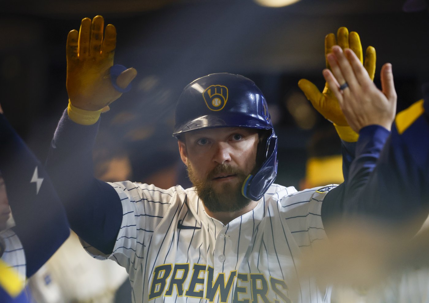 Hoskins and Henderson help Brewers beat Athletics 14-1 before starting a 10-game trip | iNFOnews.ca