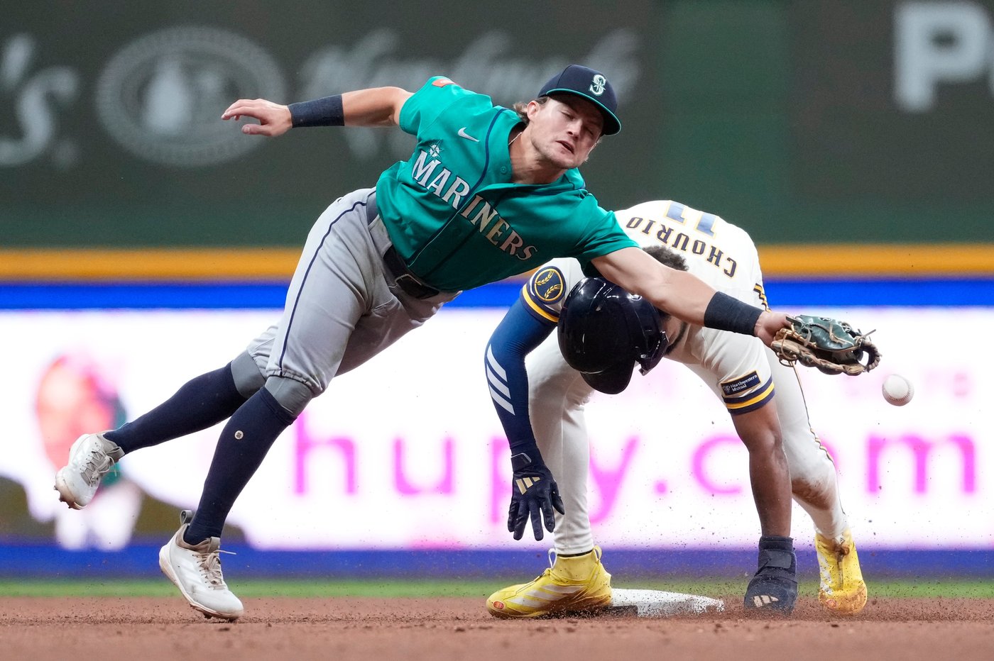 Mariners bounce back from humiliating loss, pound Dustin May early to beat Brewers 7-5 | iNFOnews.ca