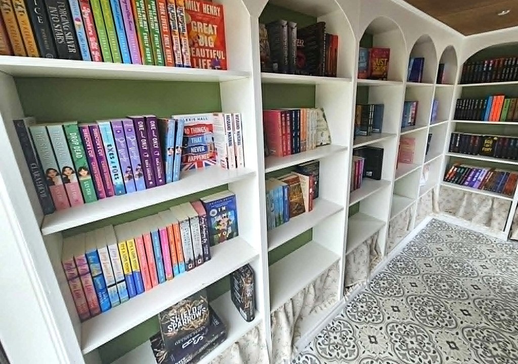 Kamloops mobile bookstore rolls out spicy romance novels and book bling | iNFOnews.ca