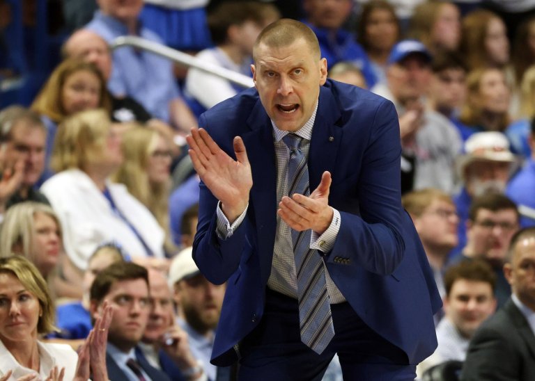 Mark Pope sidesteps Yaxel Lendeborg offer talk, blasts media for contributing to Kentucky's 'circus' | iNFOnews.ca