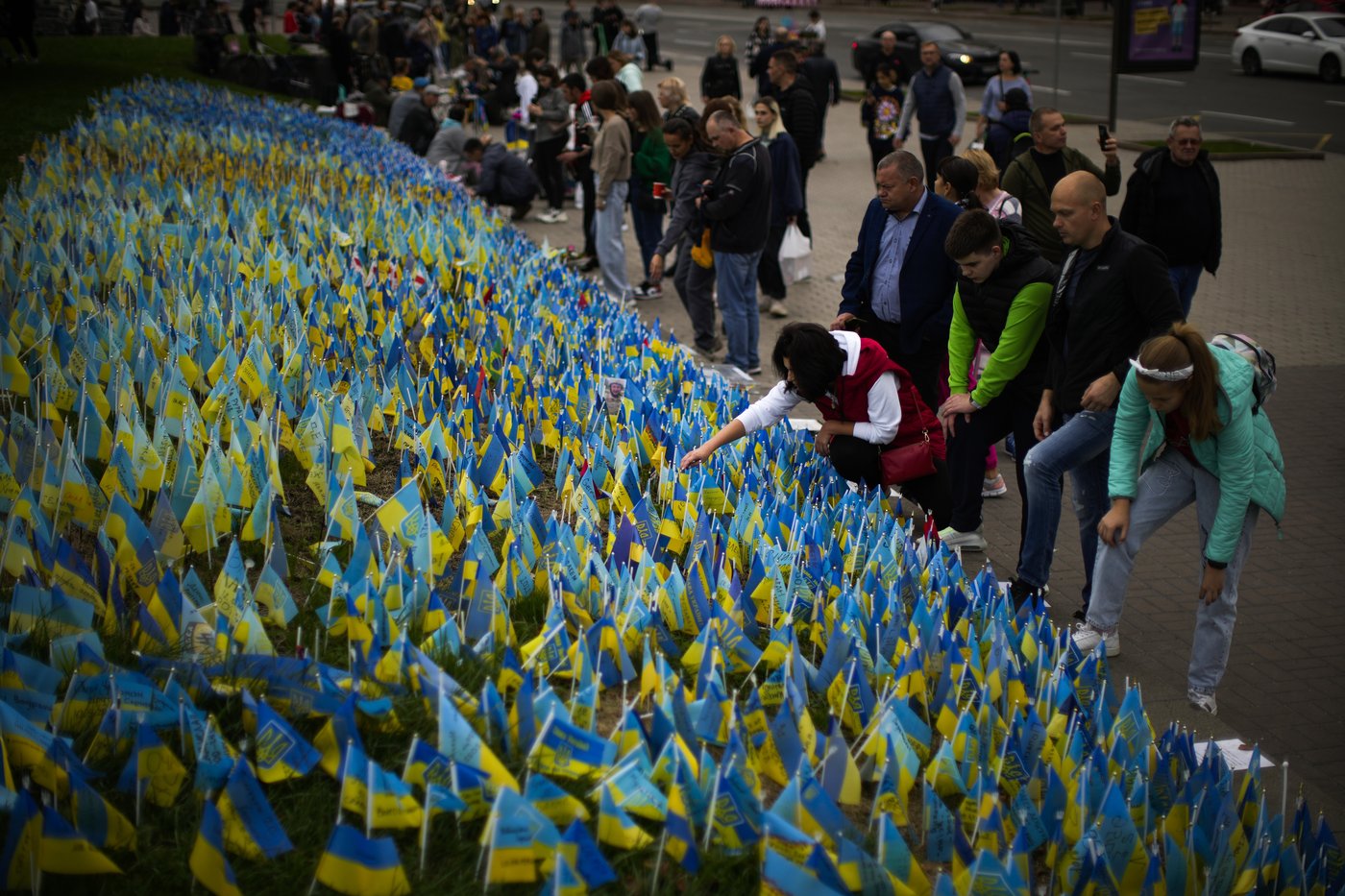 A makeshift memorial grows in Ukraine’s capital after 1,000 days of war | iNFOnews.ca A makeshift memorial grows in Ukraine’s capital after 1,000 days of war | iNFOnews.ca