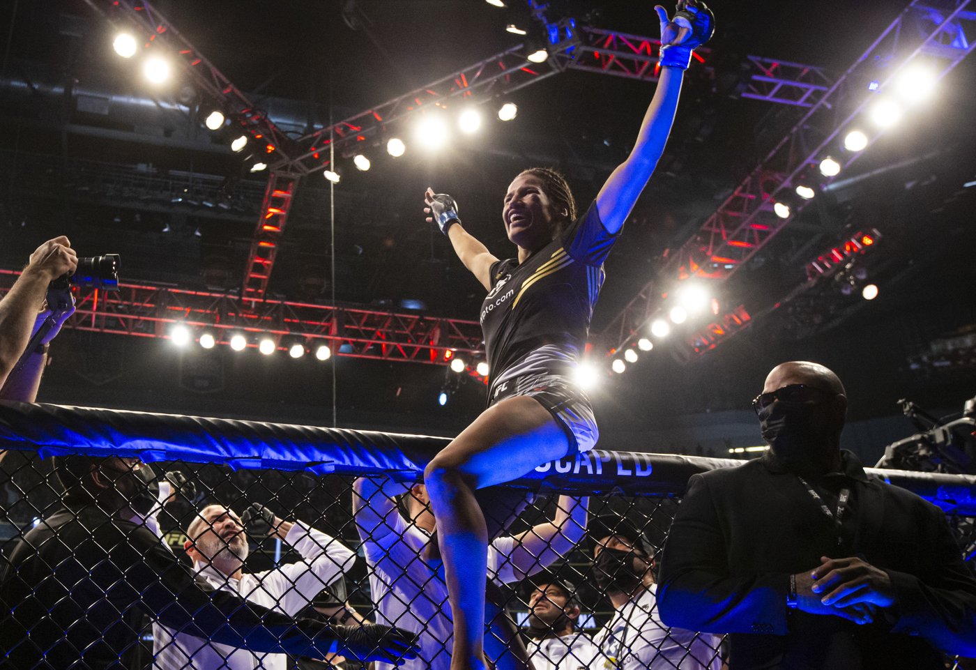 UFC title contender Sean O'Malley quit weed, social media and hair dye. Can it make him a champion? | iNFOnews.ca