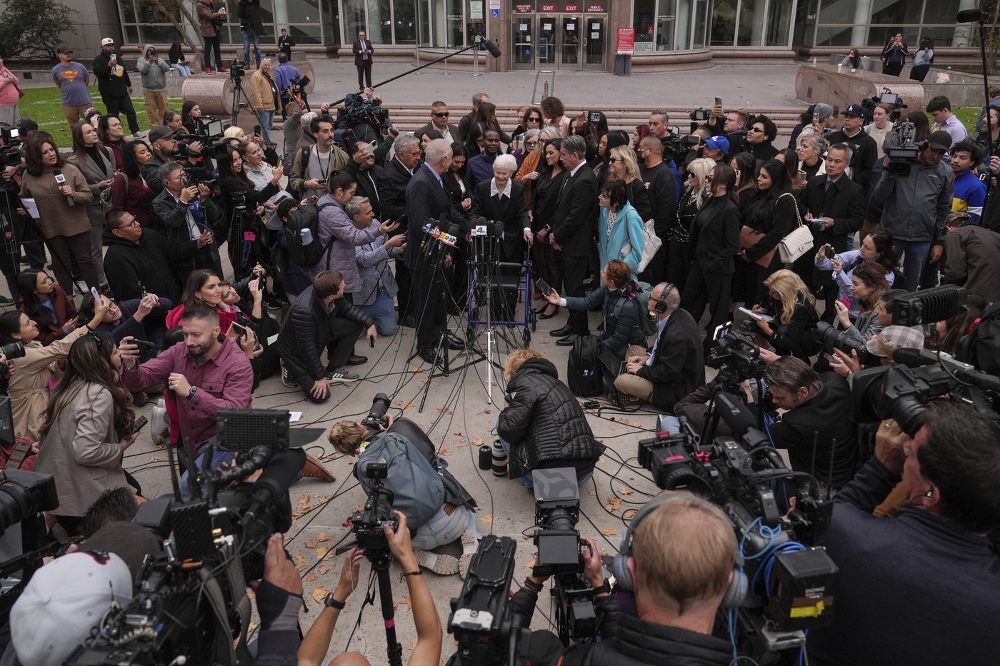 Judge in LA delays until January decision on resentencing Menendez brothers | iNFOnews.ca Judge in LA delays until January decision on resentencing Menendez brothers | iNFOnews.ca