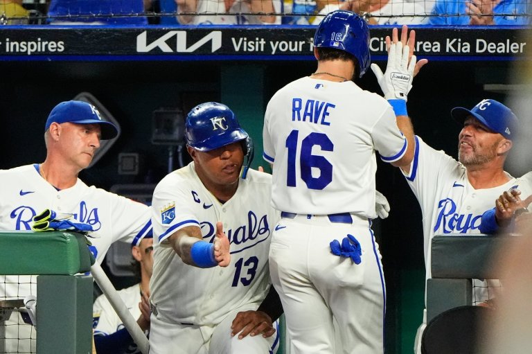 John Rave hits bases-clearing double in 7-run 8th and Royals beat Athletics 9-7 | iNFOnews.ca
