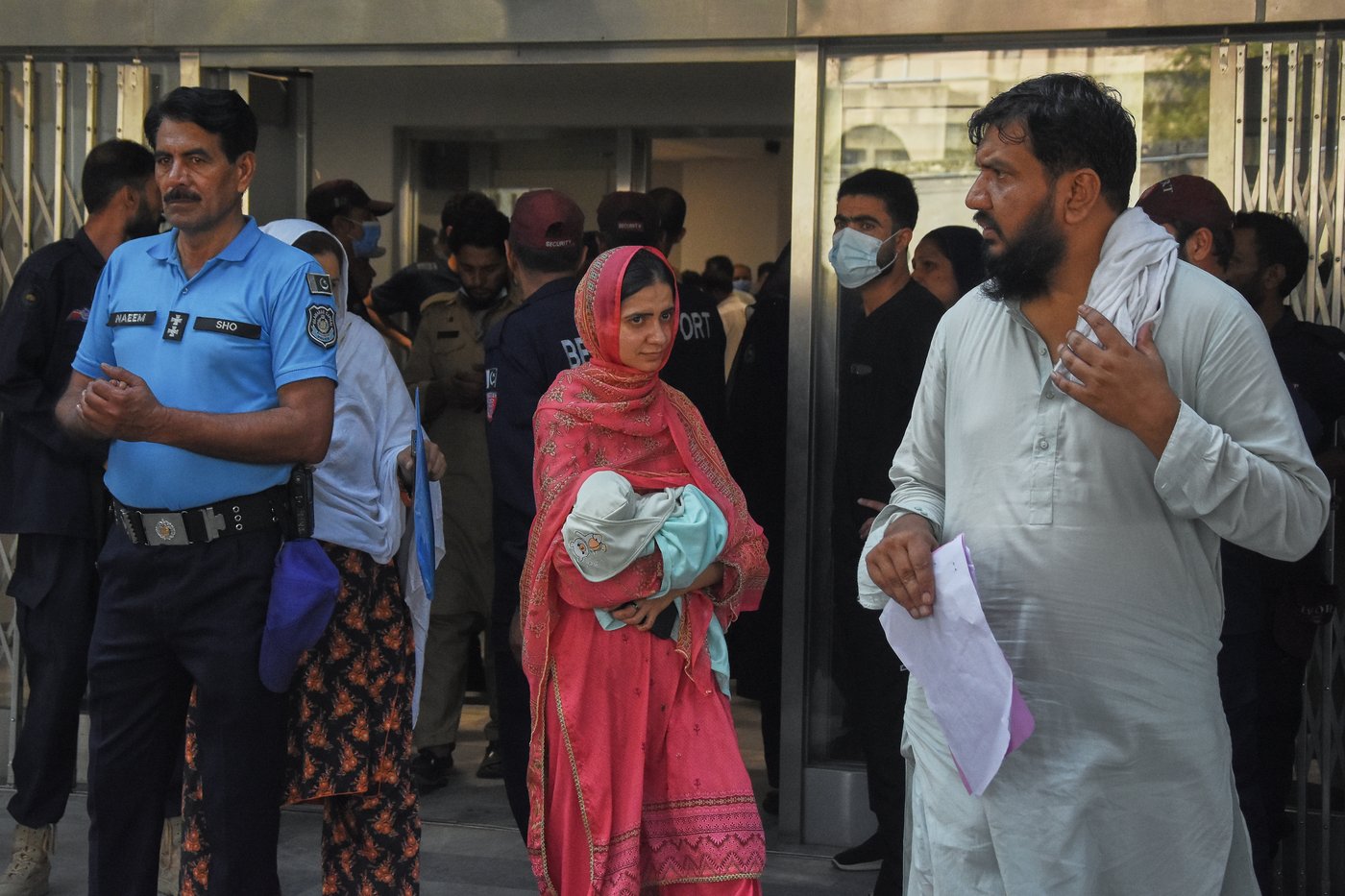 Pakistani investigators visiting hospital nursery where fire killed 14 newborns | iNFOnews.ca Pakistani investigators visiting hospital nursery where fire killed 14 newborns | iNFOnews.ca