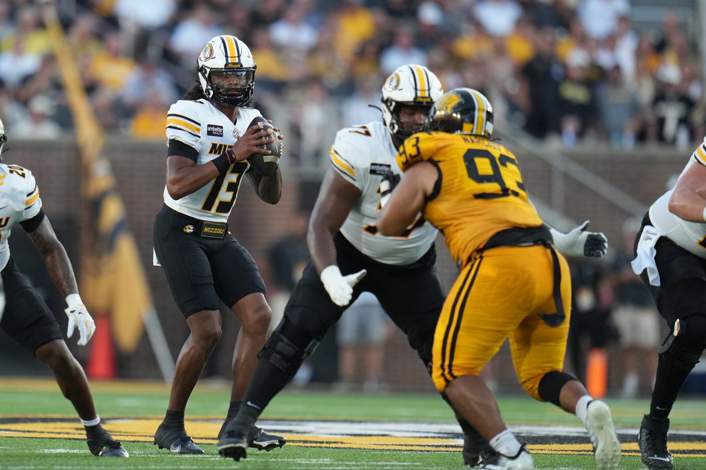 Ole Miss transfer Austin Simmons dazzles in Missouri debut, throwing 4 TD passes in a 54-14 rout | iNFOnews.ca Ole Miss transfer Austin Simmons dazzles in Missouri debut, throwing 4 TD passes in a 54-14 rout | iNFOnews.ca