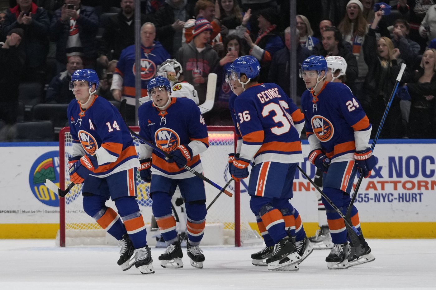 Holmstrom, Dobson lead Islanders to 5-4 win over Blackhawks | iNFOnews.ca