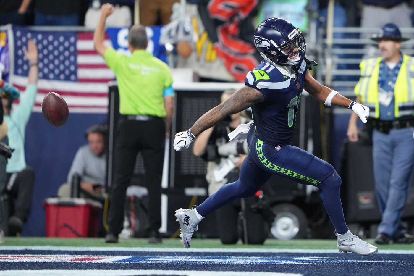 Photos of the NFL season opener, a rare Super Bowl rematch between the Seahawks and Patriots | iNFOnews.ca