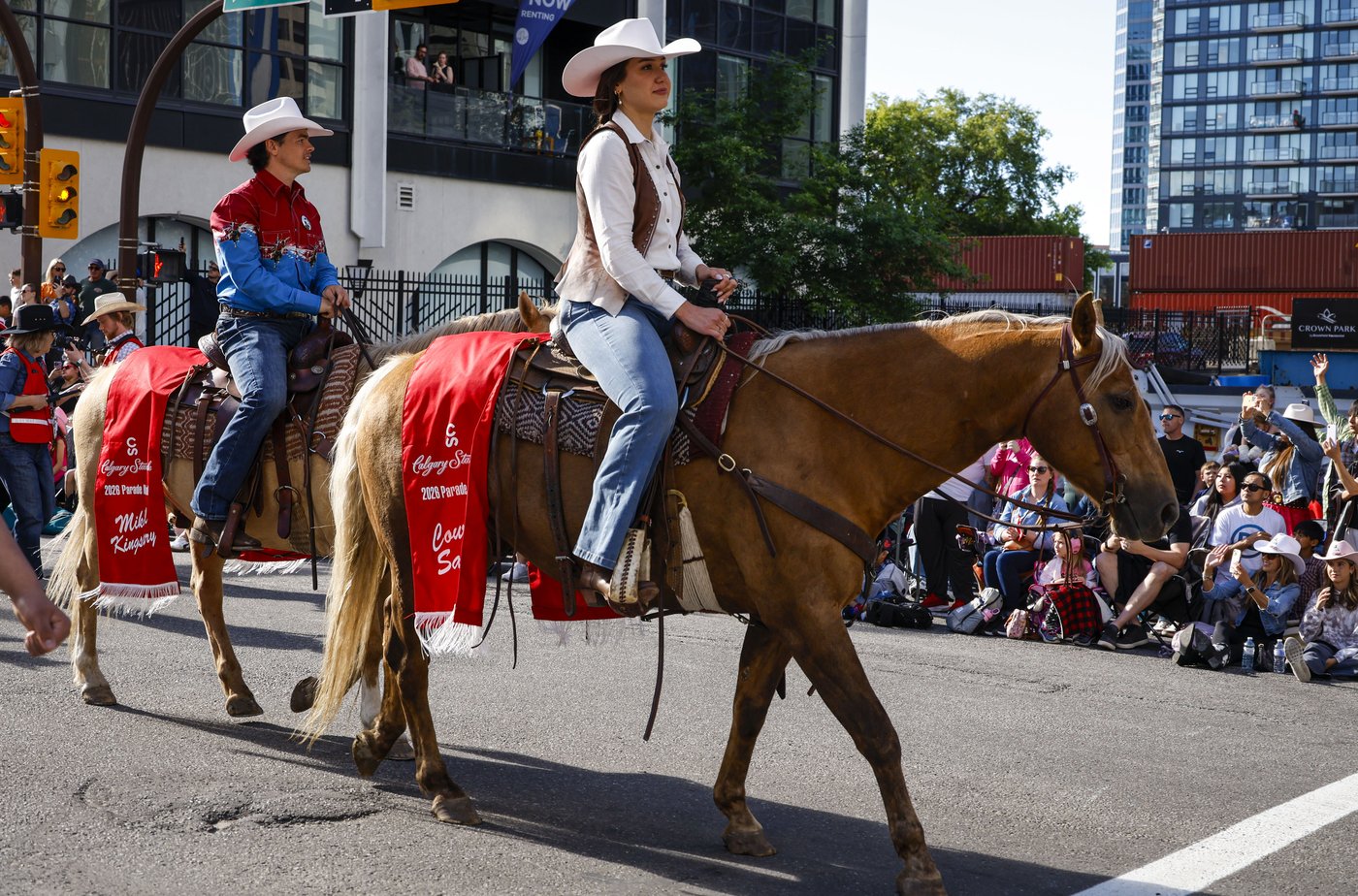 'You suuuuuck!': Smith gets cheers and jeers riding in Calgary Stampede parade | iNFOnews.ca 'You suuuuuck!': Smith gets cheers and jeers riding in Calgary Stampede parade | iNFOnews.ca