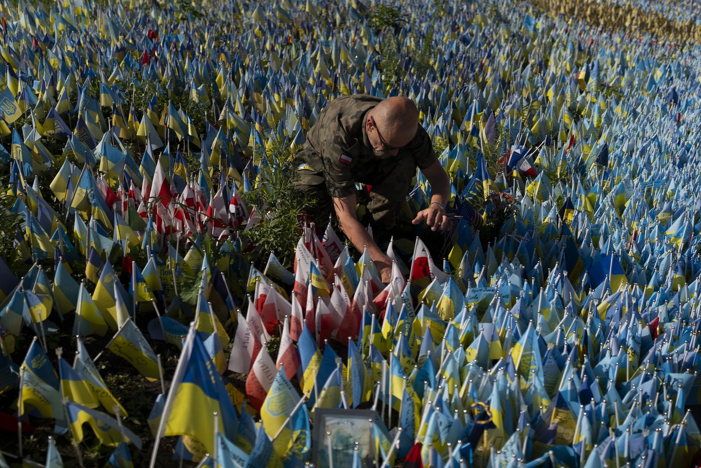 A makeshift memorial grows in Ukraine’s capital after 1,000 days of war | iNFOnews.ca A makeshift memorial grows in Ukraine’s capital after 1,000 days of war | iNFOnews.ca