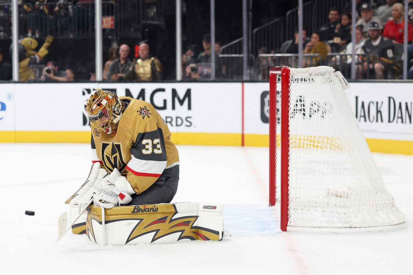 Marner scores first goals as a Golden Knight in 6-1 win over Flames; Stone injured | iNFOnews.ca Marner scores first goals as a Golden Knight in 6-1 win over Flames; Stone injured | iNFOnews.ca