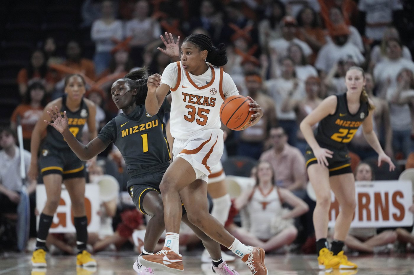 Jones and Booker lead No. 5 Texas past Missouri 70-61 for Longhorns' 18th straight home win | iNFOnews.ca