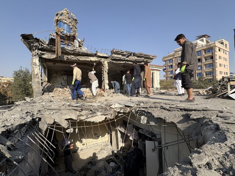 Afghan and Pakistani delegations head to Doha for crisis talks | iNFOnews.ca