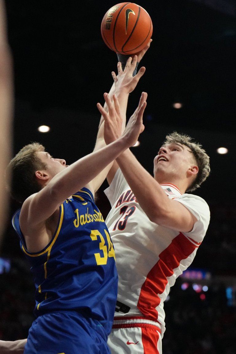 No. 1 Arizona beat South Dakota State 99-71, extend winning streak to 13 games | iNFOnews.ca