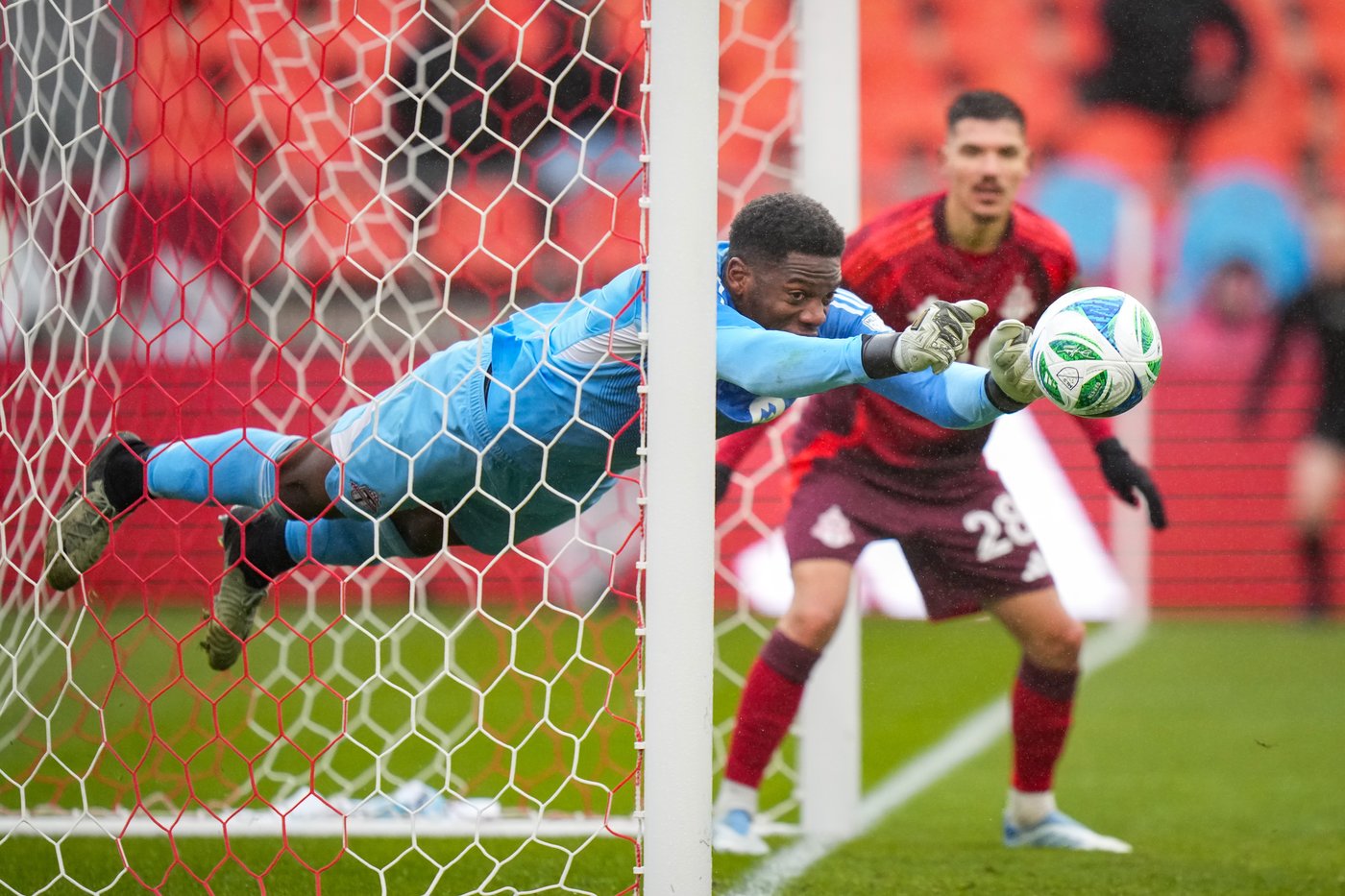Toronto FC goalkeeper Sean Johnson sidelined as he goes through concussion protocol | iNFOnews.ca