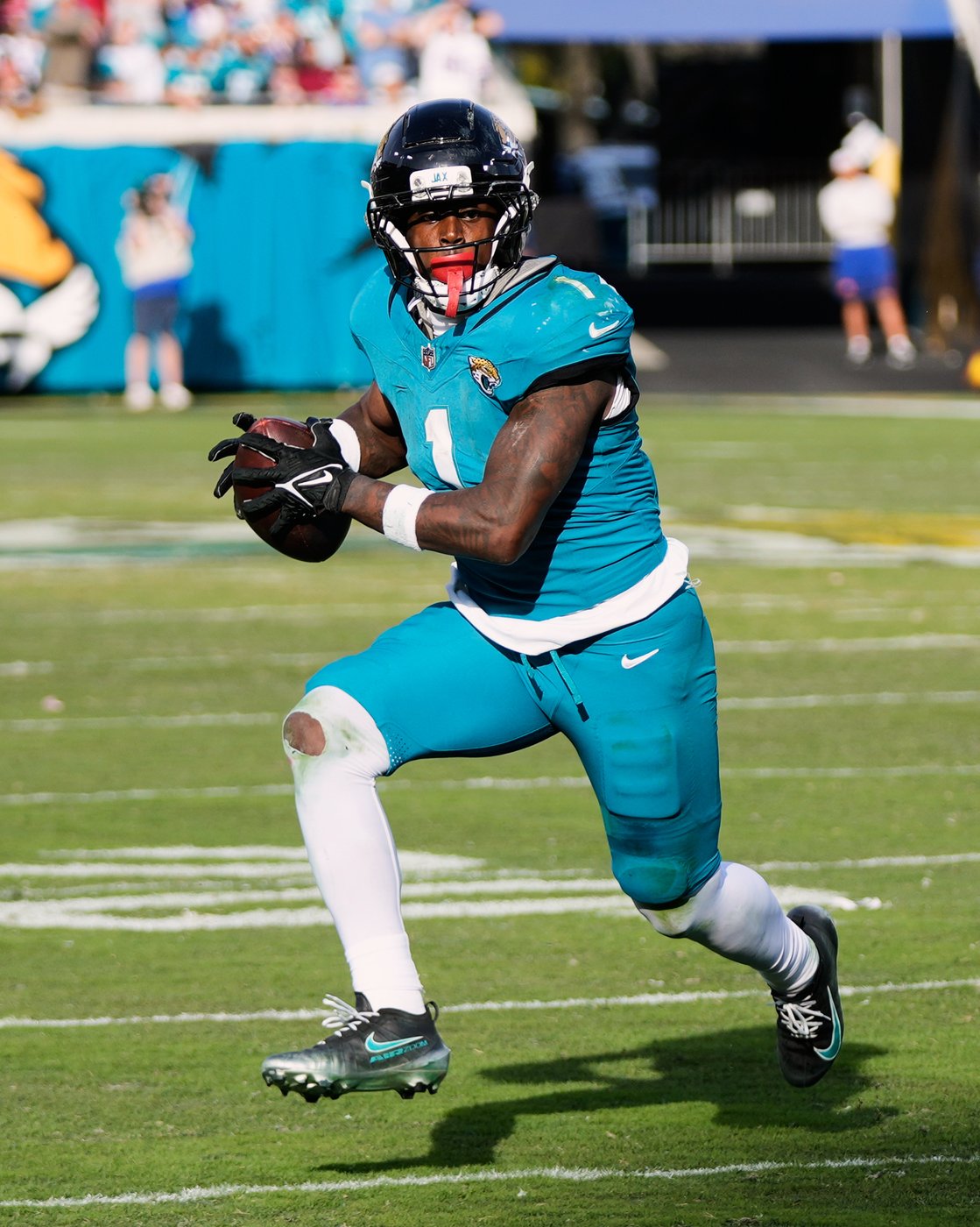 Running back Travis Etienne and guard David Edwards are joining the Saints, AP sources say | iNFOnews.ca