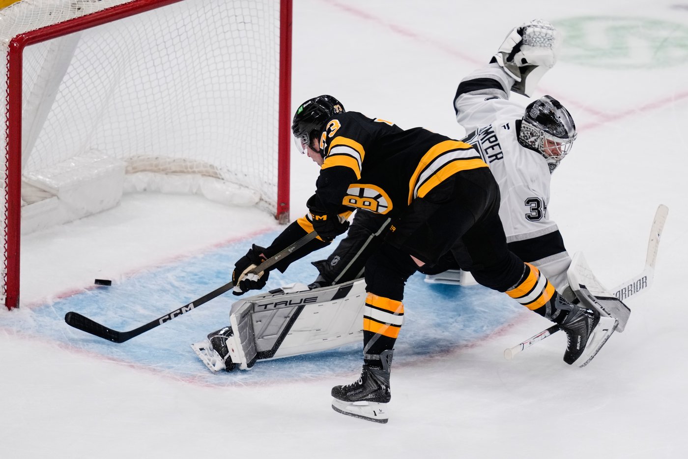 Bruins D Charlie McAvoy scores winning goal. And then it was time to see the dentist - again | iNFOnews.ca Bruins D Charlie McAvoy scores winning goal. And then it was time to see the dentist - again | iNFOnews.ca