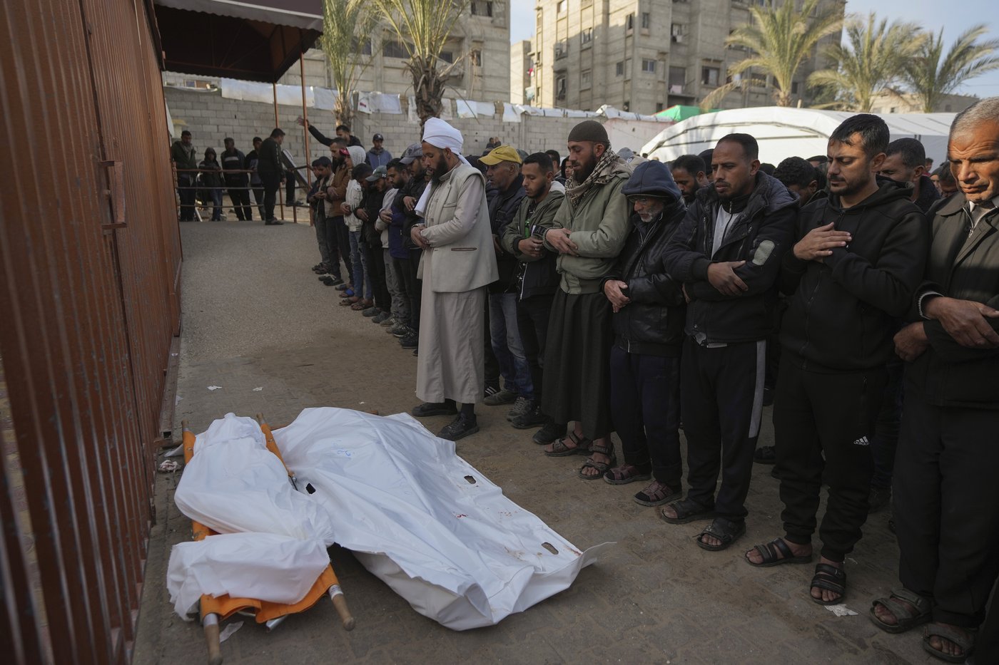 New Israeli airstrikes in southern Gaza kill at least 10, hospital workers say | iNFOnews.ca