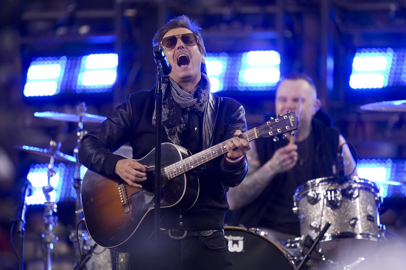 How seeing a Tragically Hip show in the '90s changed Raine Maida's aspirations | iNFOnews.ca