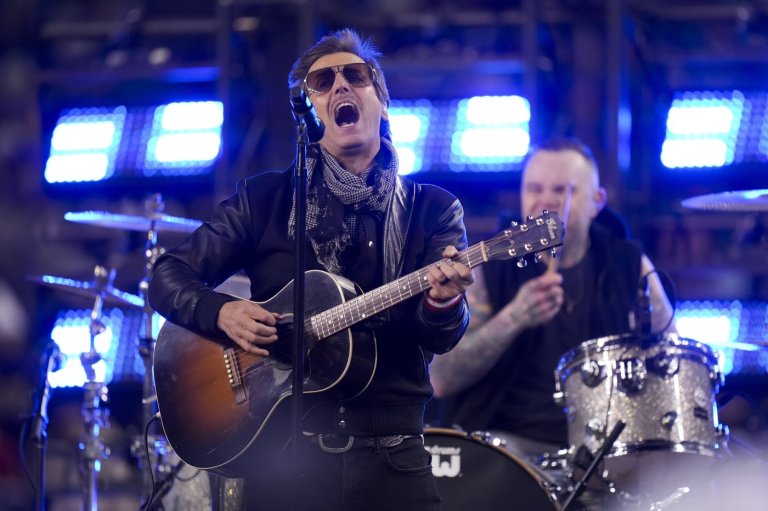 How seeing a Tragically Hip show in the '90s changed Raine Maida's aspirations | iNFOnews.ca