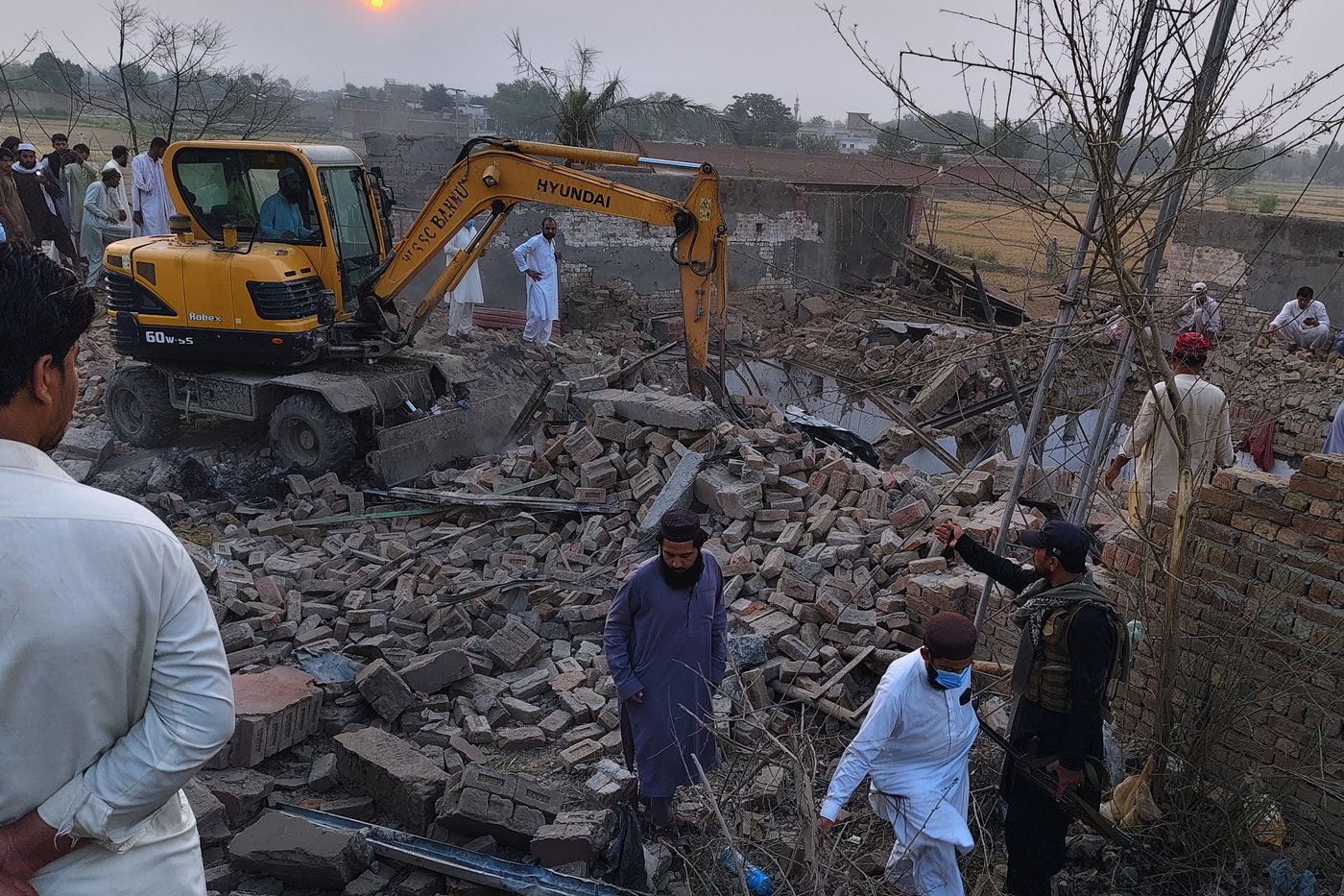 Death toll rises to 14 in a Pakistan suicide attack claimed by a Pakistani Taliban splinter group | iNFOnews.ca