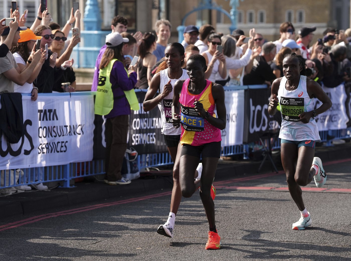 Assefa sets women's only record to win London Marathon women's race after late breakaway | iNFOnews.ca