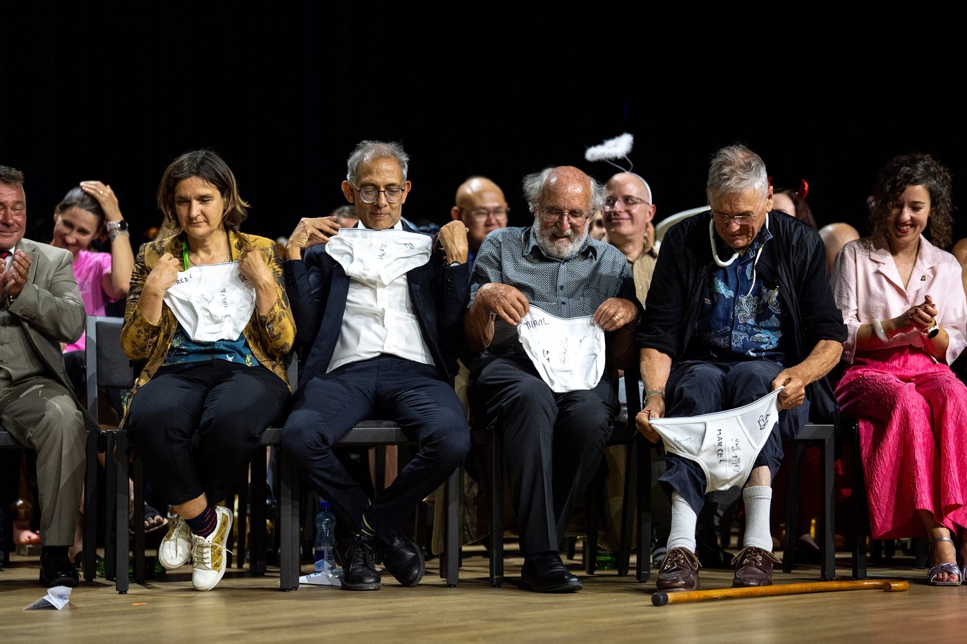 Scientists studying cockroach milk and nose-blowing win Ig Nobel prizes for quirky science | iNFOnews.ca