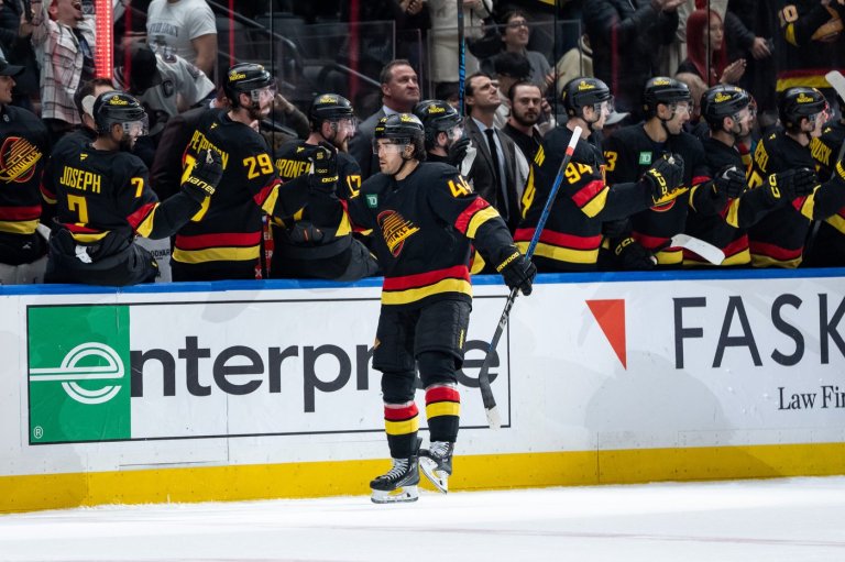 'Smarter' Sherwood turns sniper in boosting Canucks' energy | iNFOnews.ca 'Smarter' Sherwood turns sniper in boosting Canucks' energy | iNFOnews.ca