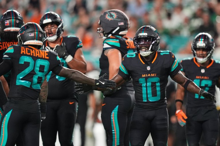 Dolphins place Tyreek Hill on IR with knee injury, bring back veteran Cedrick Wilson Jr | iNFOnews.ca