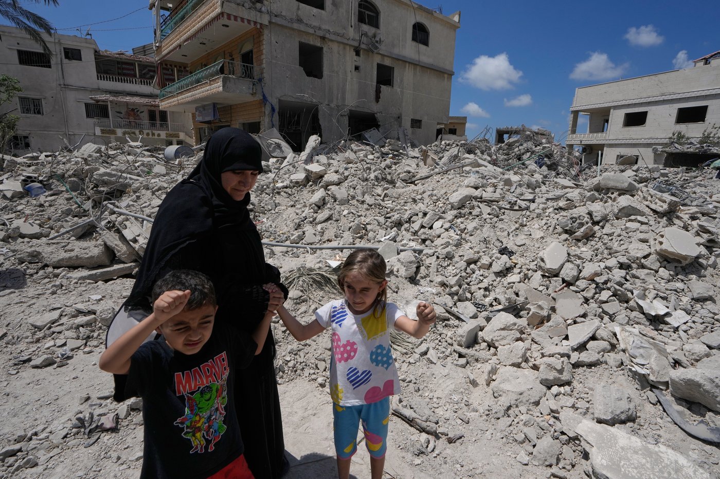 Lebanese return home to destruction after word of an initial US-Iran deal, in photos | iNFOnews.ca