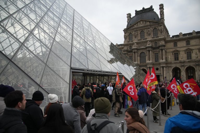 Louvre workers vote to extend a strike as the museum partially reopens | iNFOnews.ca