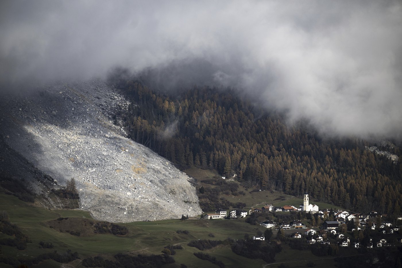 Swiss villagers pack up for evacuation over fears of another rockslide | iNFOnews.ca
