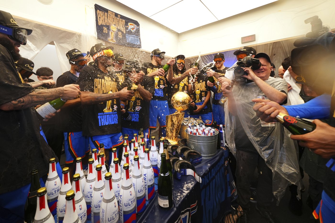 The Thunder had one more opponent after winning the NBA title. The champagne corks were formidable | iNFOnews.ca The Thunder had one more opponent after winning the NBA title. The champagne corks were formidable | iNFOnews.ca