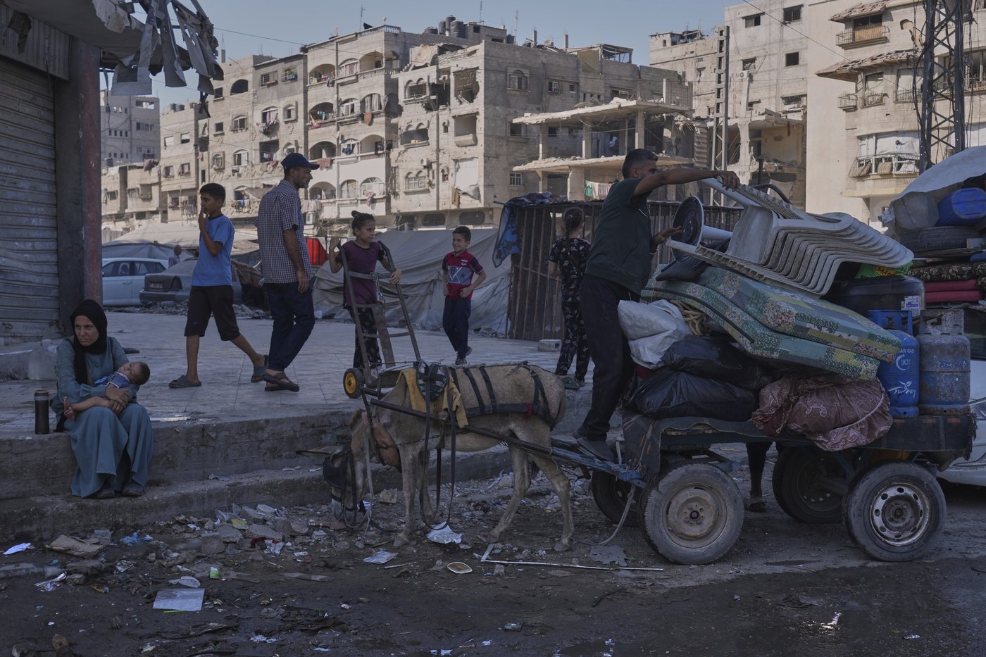 Photos show displaced Palestinians fleeing the northern Gaza Strip | iNFOnews.ca
