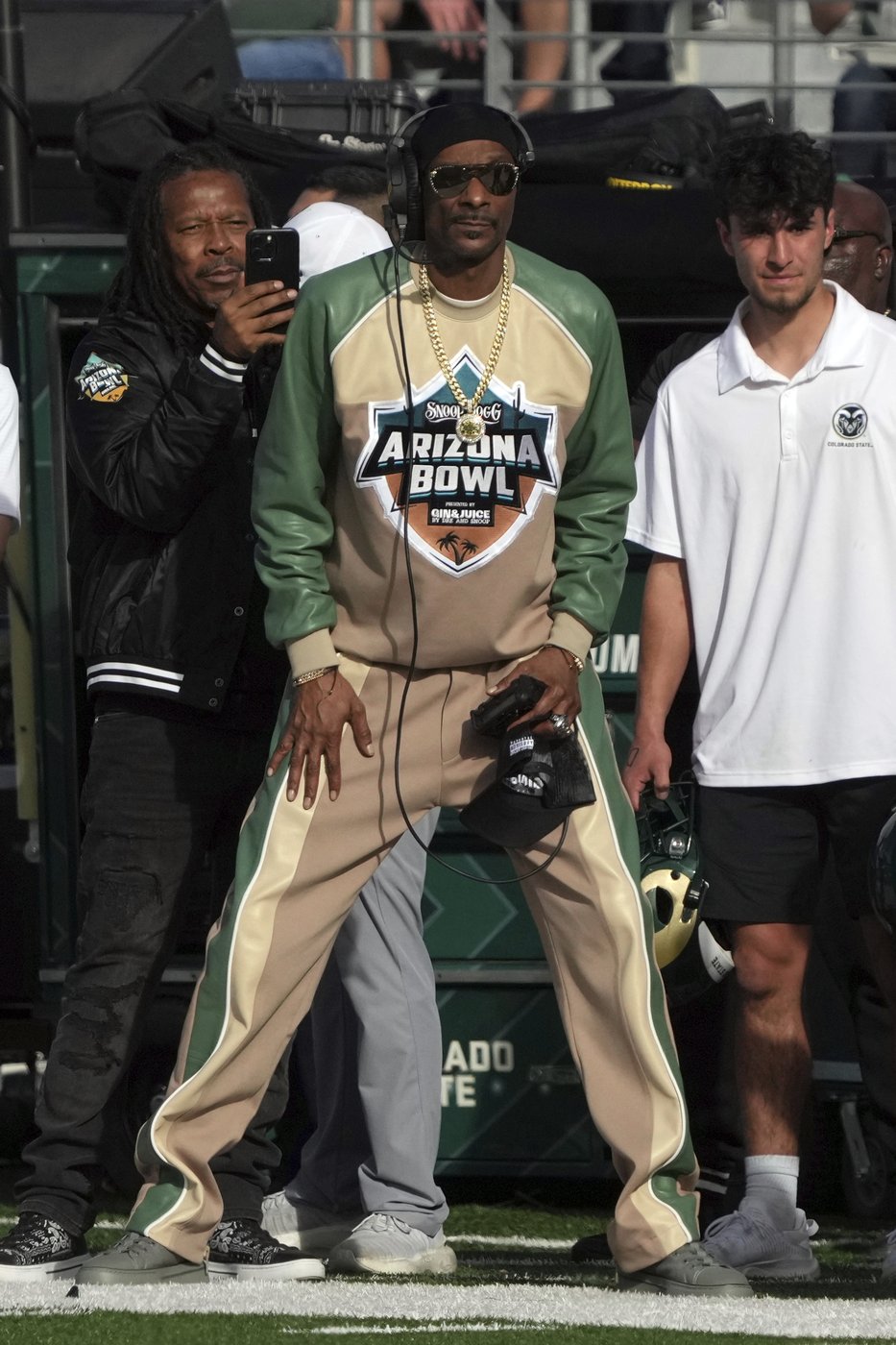 Snoop's game: Snoop Dogg thrills the crowd in the bowl that bears his name | iNFOnews.ca
