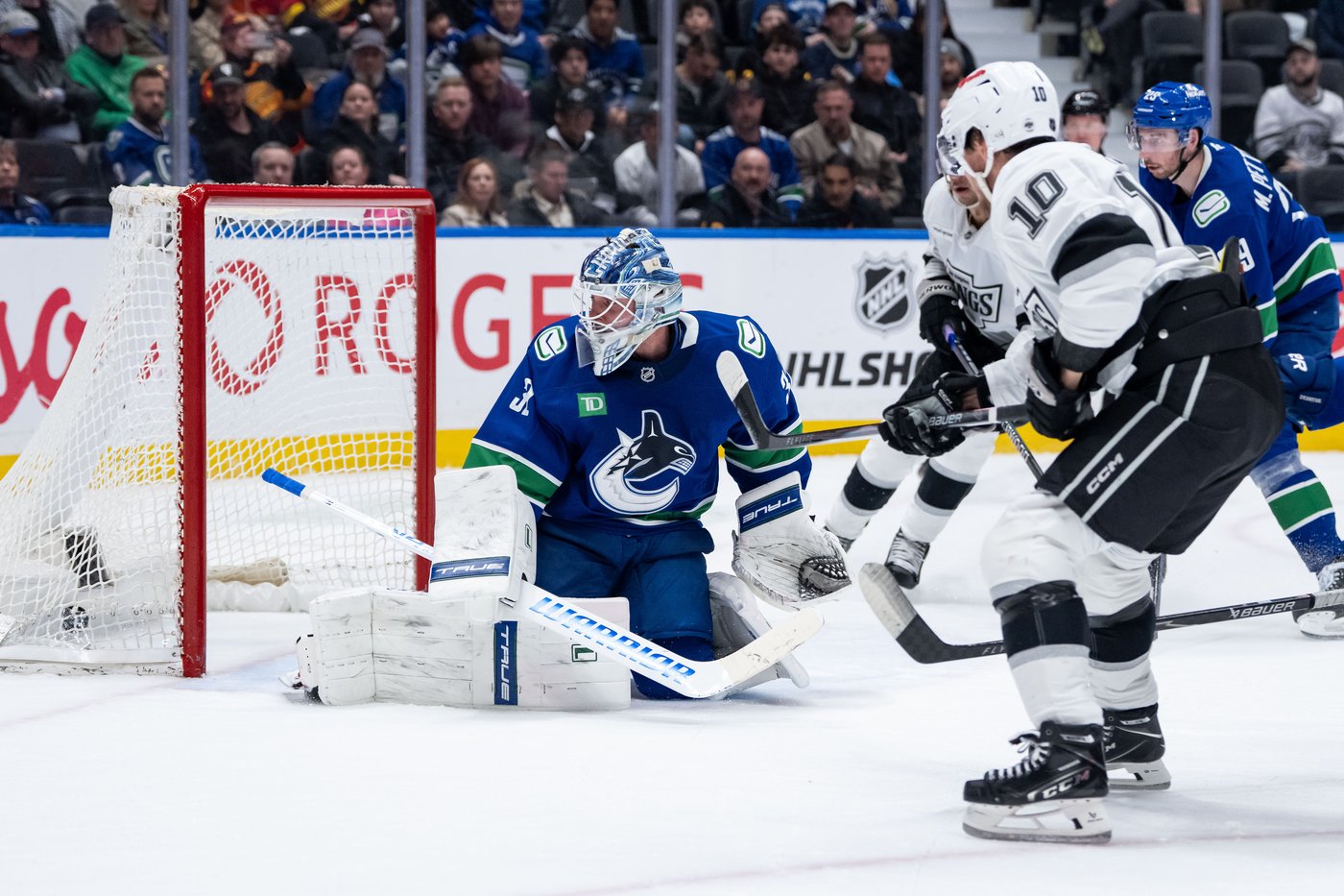 Kuemper posts 19-save shutout, Los Angeles Kings blank Vancouver Canucks 4-0 | iNFOnews.ca