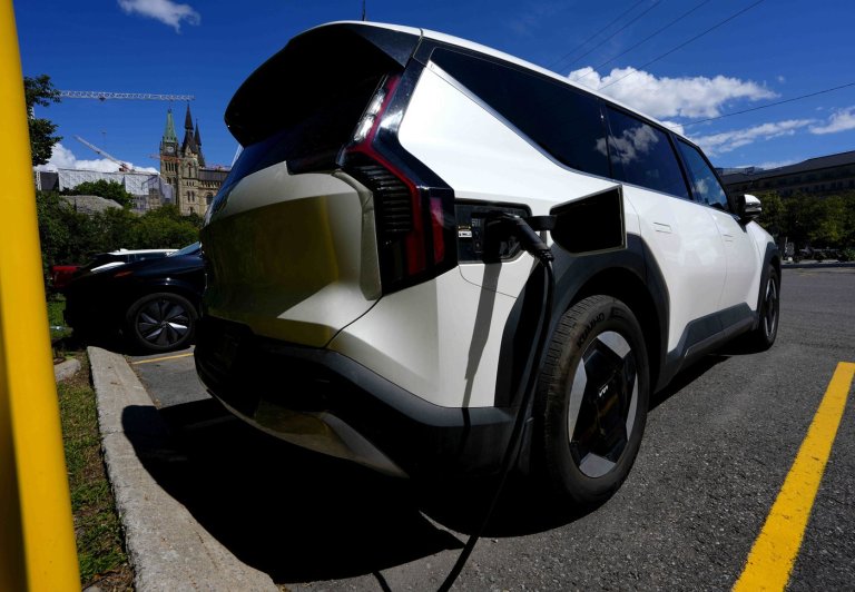 Ottawa's tailpipe emissions delay a 'wait and see' approach to U.S. policy: experts | iNFOnews.ca