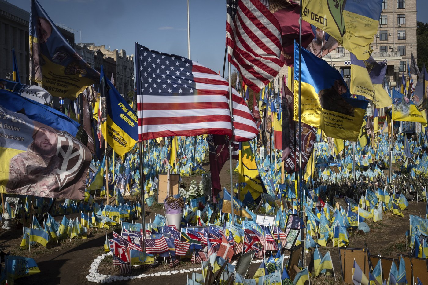 A makeshift memorial grows in Ukraine’s capital after 1,000 days of war | iNFOnews.ca A makeshift memorial grows in Ukraine’s capital after 1,000 days of war | iNFOnews.ca