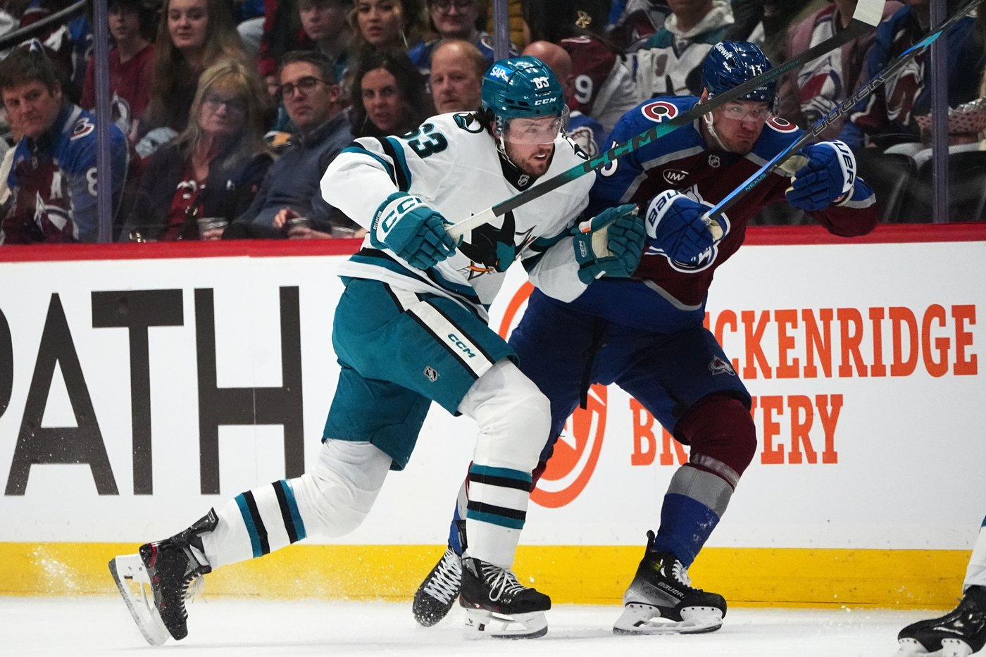 Lehkonen scores 2 goals and MacKinnon reaches 700 assists as Avalanche sink Sharks, 4-2 | iNFOnews.ca