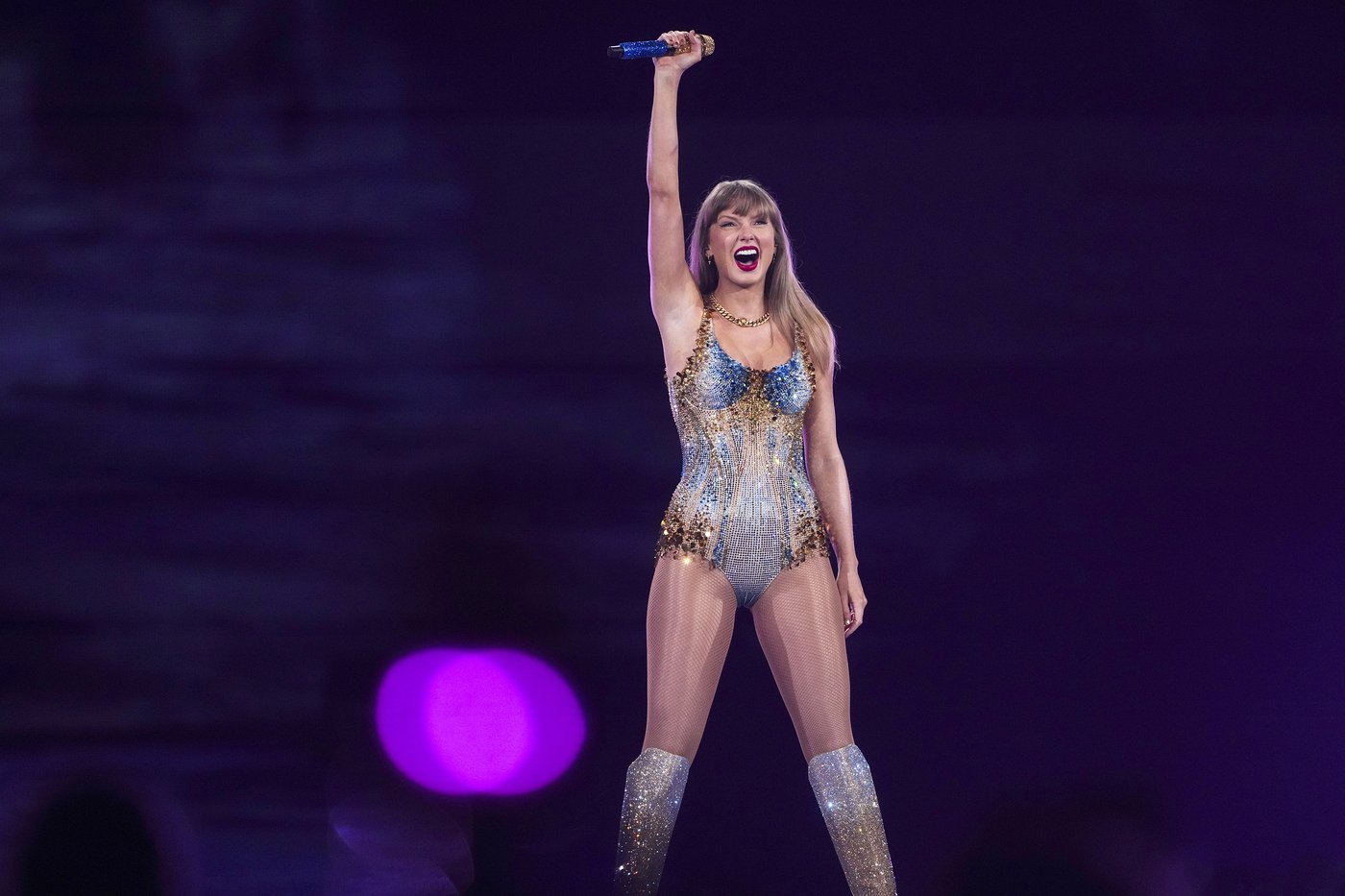 Taylor Swift’s Eras Tour ends by shattering own record, grossing an estimated $2.2B, Pollstar says | iNFOnews.ca Taylor Swift’s Eras Tour ends by shattering own record, grossing an estimated $2.2B, Pollstar says | iNFOnews.ca