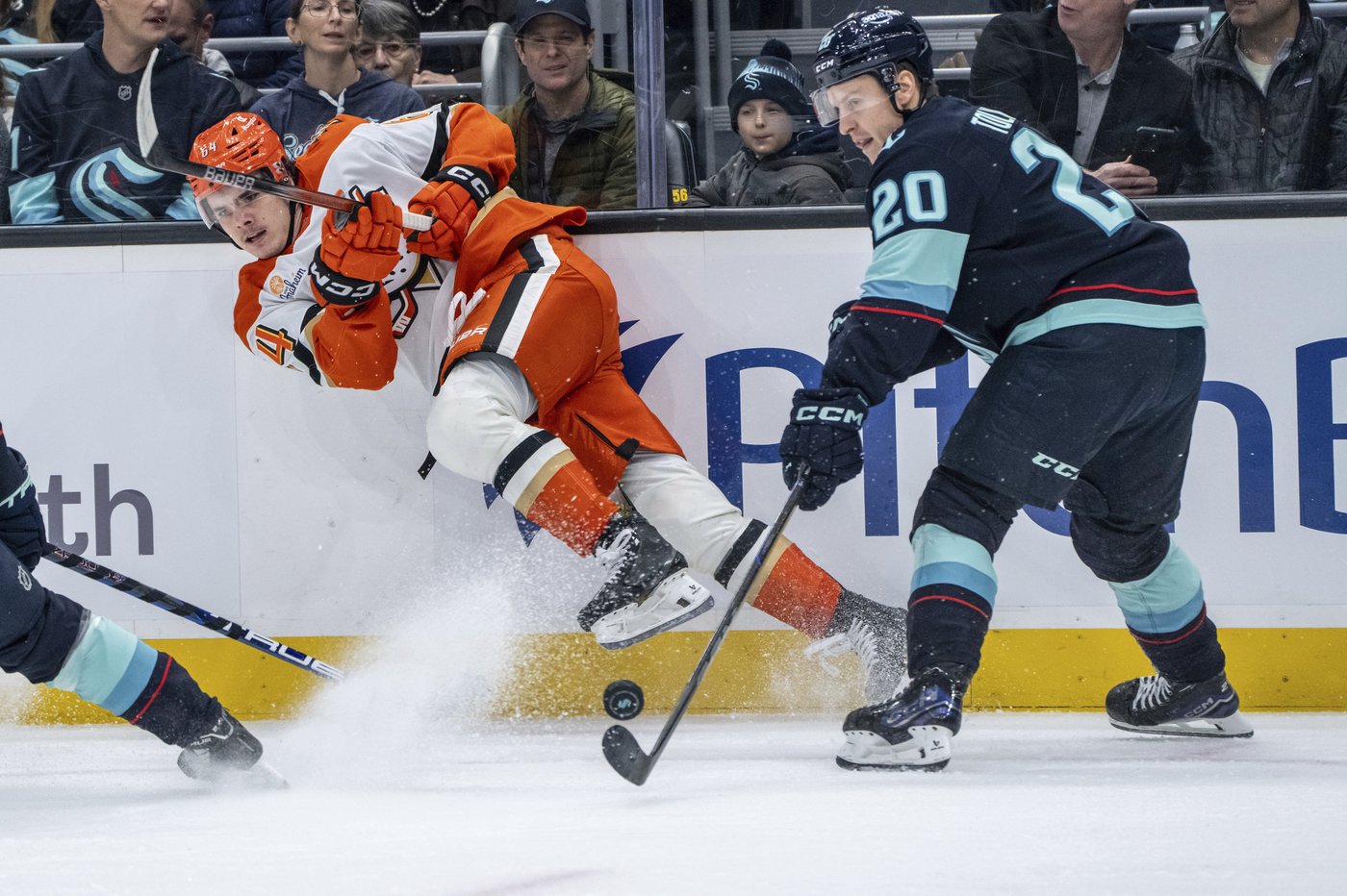 Gibson stops 42 shots as the Ducks beat the Kraken 5-2 | iNFOnews.ca