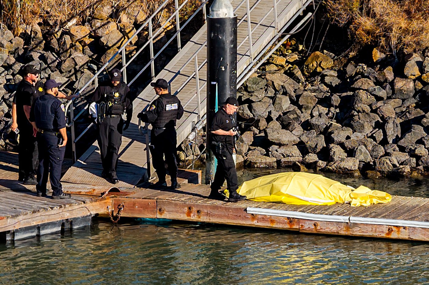 Search suspended for 3 missing after boat with family spreading ashes capsizes on San Francisco Bay | iNFOnews.ca Search suspended for 3 missing after boat with family spreading ashes capsizes on San Francisco Bay | iNFOnews.ca