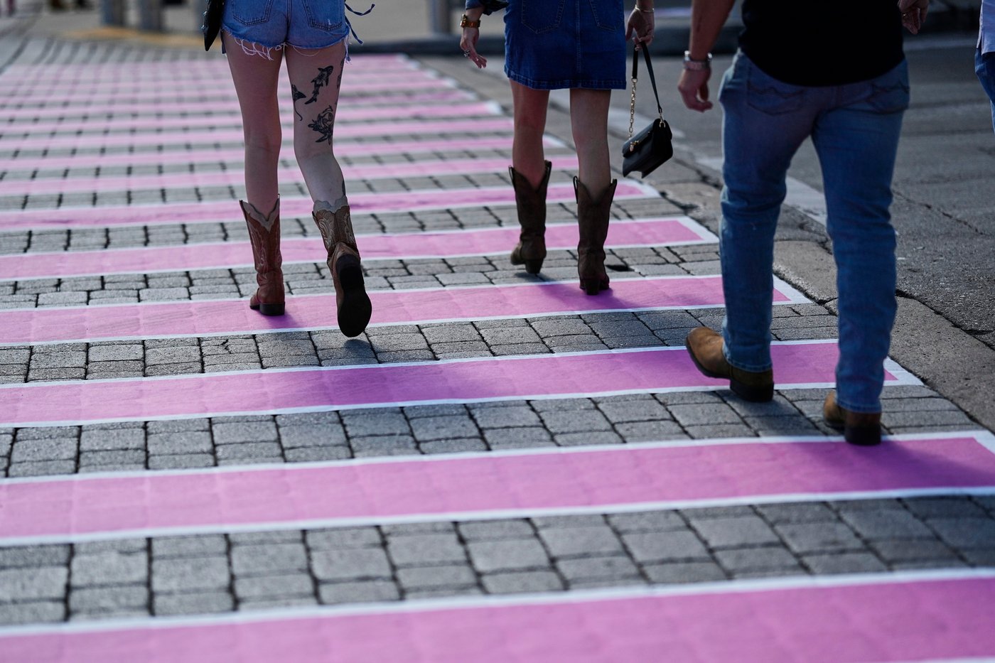 It's officially Dolly Parton Day, with parades, pink lights and book drives | iNFOnews.ca