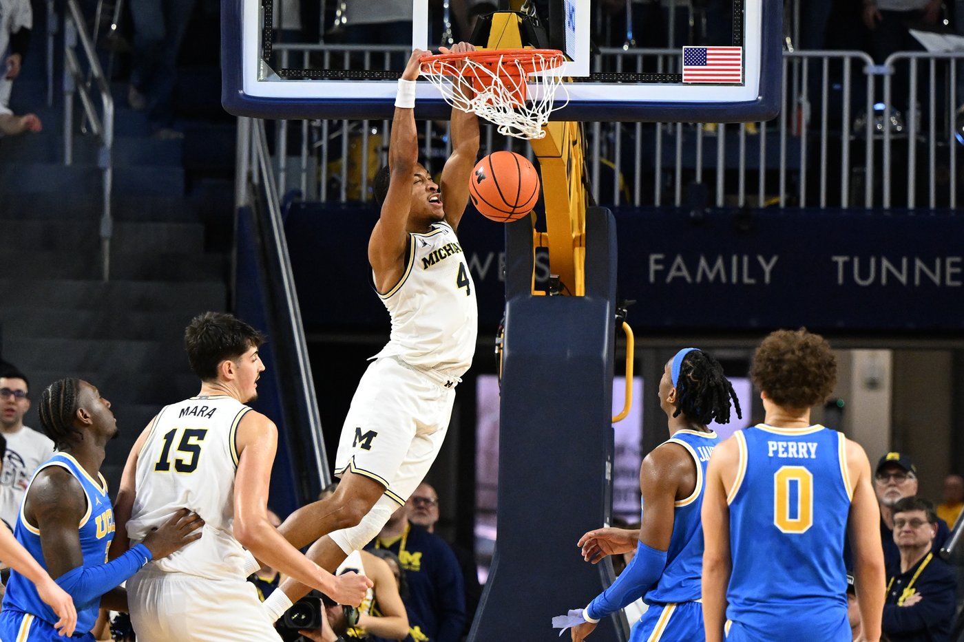 No. 2 Michigan routs UCLA 86-56, earns shot at No. 1 in AP Top 25 after Arizona loss | iNFOnews.ca