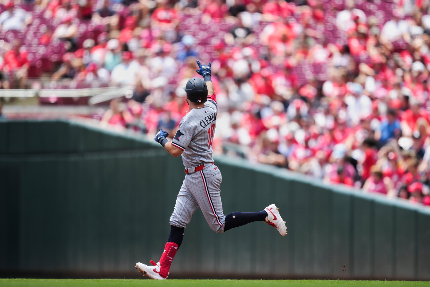 Buxton powers Twins past Reds to stop 6-game slide | iNFOnews.ca