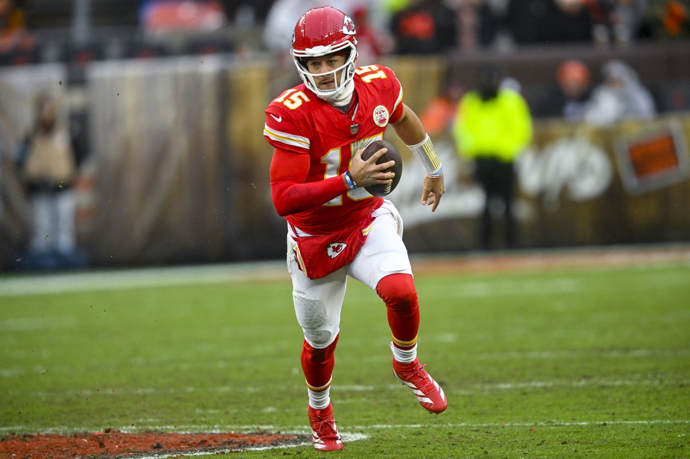 Mahomes throws 2 TD passes, leaves with ankle injury in Chiefs' 21-7 win. X-rays negative on star QB | iNFOnews.ca