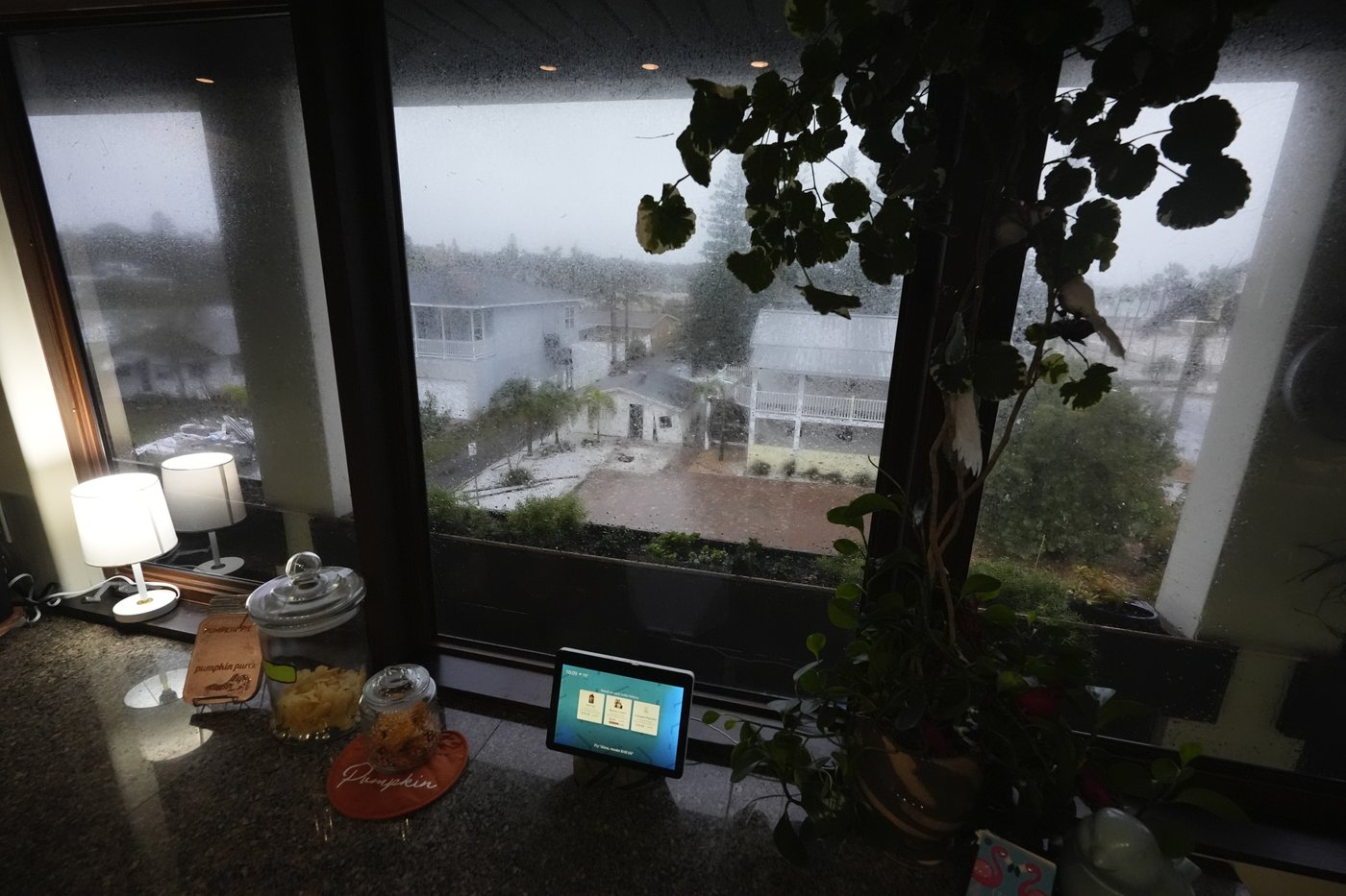 More than 2 million without power as Hurricane Milton slams Florida, causes deaths and flooding | iNFOnews.ca