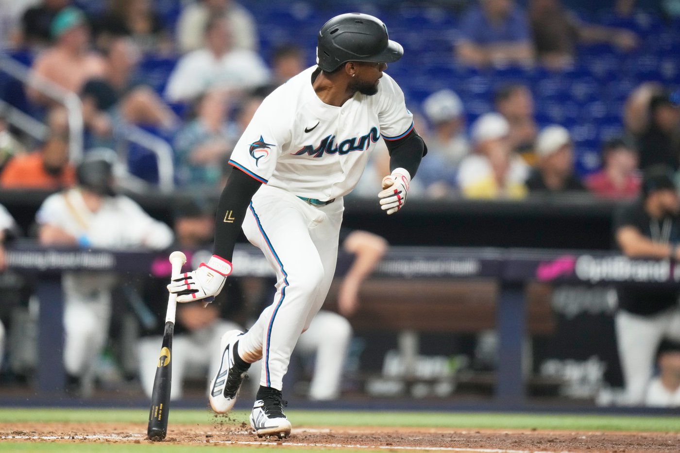 Marlins beat the Mariners 8-4 for a 3-game sweep, extending their win streak to 6 | iNFOnews.ca